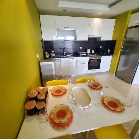 דירה 5 Stars Compound With Private Garden, Near The Sea אלאניה