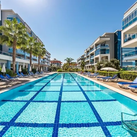 5 Stars Compound With Private Garden, Near The Sea * אלאניה