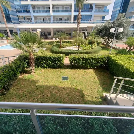 5 Stars Compound With Private Garden, Near The Sea * אלאניה